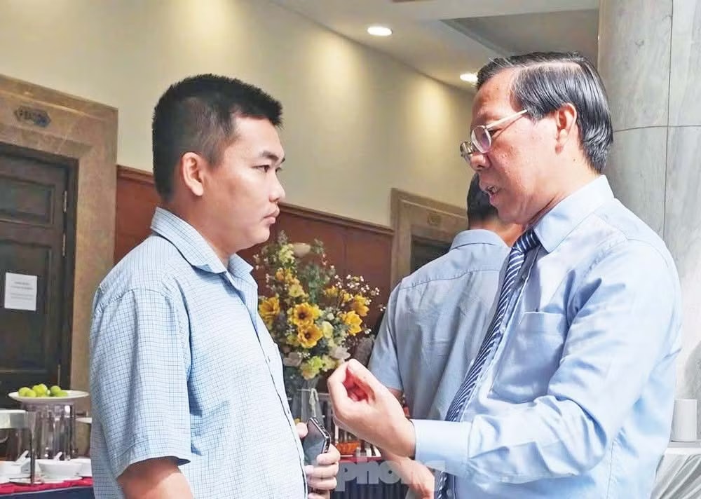 Phóng viên Nguyễn Hữu Huy phỏng vấn ông Phan Văn Mãi, nguyên Chủ tịch UBND TPHCM, nay là Chủ nhiệm Ủy ban Kinh tế và Tài chính của Quốc hội Khi AI ngày càng giỏi, người làm báo còn lại điều gì? - Ảnh 1.