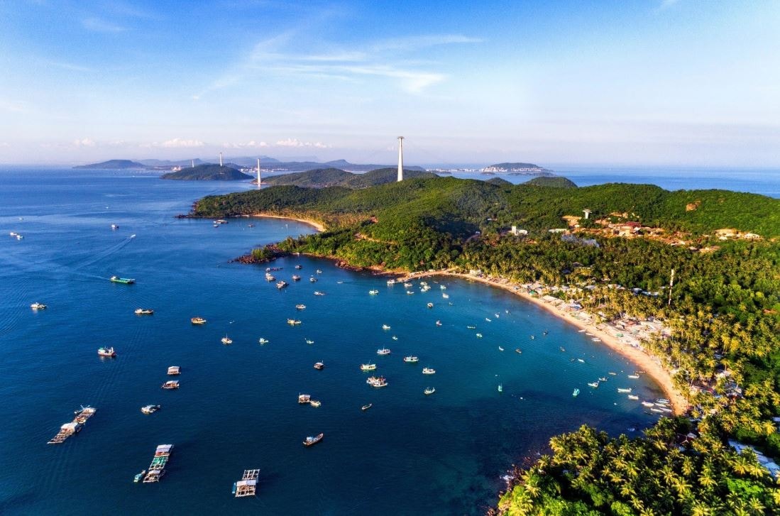 Lần đầu tiên Việt Nam có tháp chọc trời được bao phủ bởi kính uốn cong hướng biển: Điểm nhấn kiến trúc tại đặc khu lớn bậc nhất cả nước - Ảnh 1.