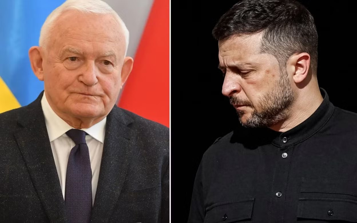 Cựu Thủ tướng Ba Lan Leszek Miller và Tổng thống Ukraine Volodymyr Zelensky. (Ảnh: PAP, Reuters) Cựu Thủ tướng Ba Lan đề nghị Ukraine hoàn trả xe tăng, máy bay chiến đấu - Ảnh 1.