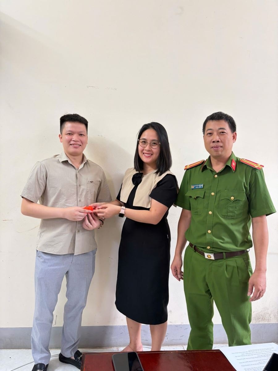 Hình ảnh công dân nhận lại tài sản__068a5869da