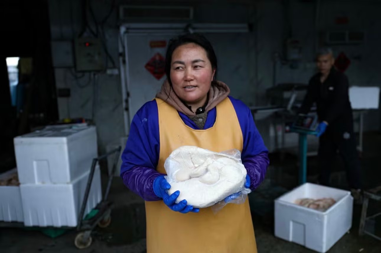 Nông dân WU Deli khoe lá gan ngỗng đông lạnh nặng 2,9kg. (Ảnh: Reuters) ‘Cơn lốc’ gan ngỗng béo Trung Quốc đe dọa vị thế thống trị của Pháp - Ảnh 2.