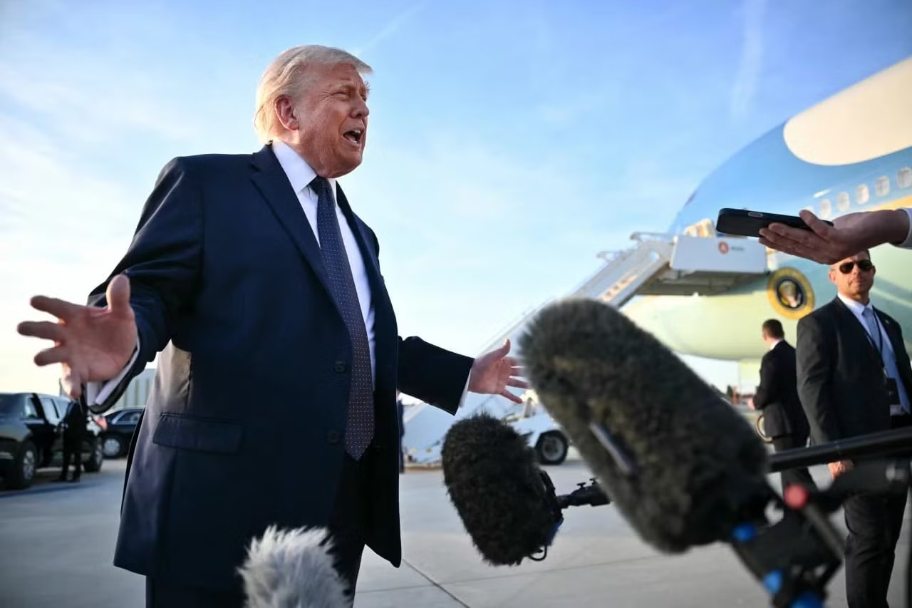 Tổng thống Mỹ Trump dọa áp phí qua eo biển Hormuz, Iran phát cảnh báo cứng rắn - Ảnh 1.