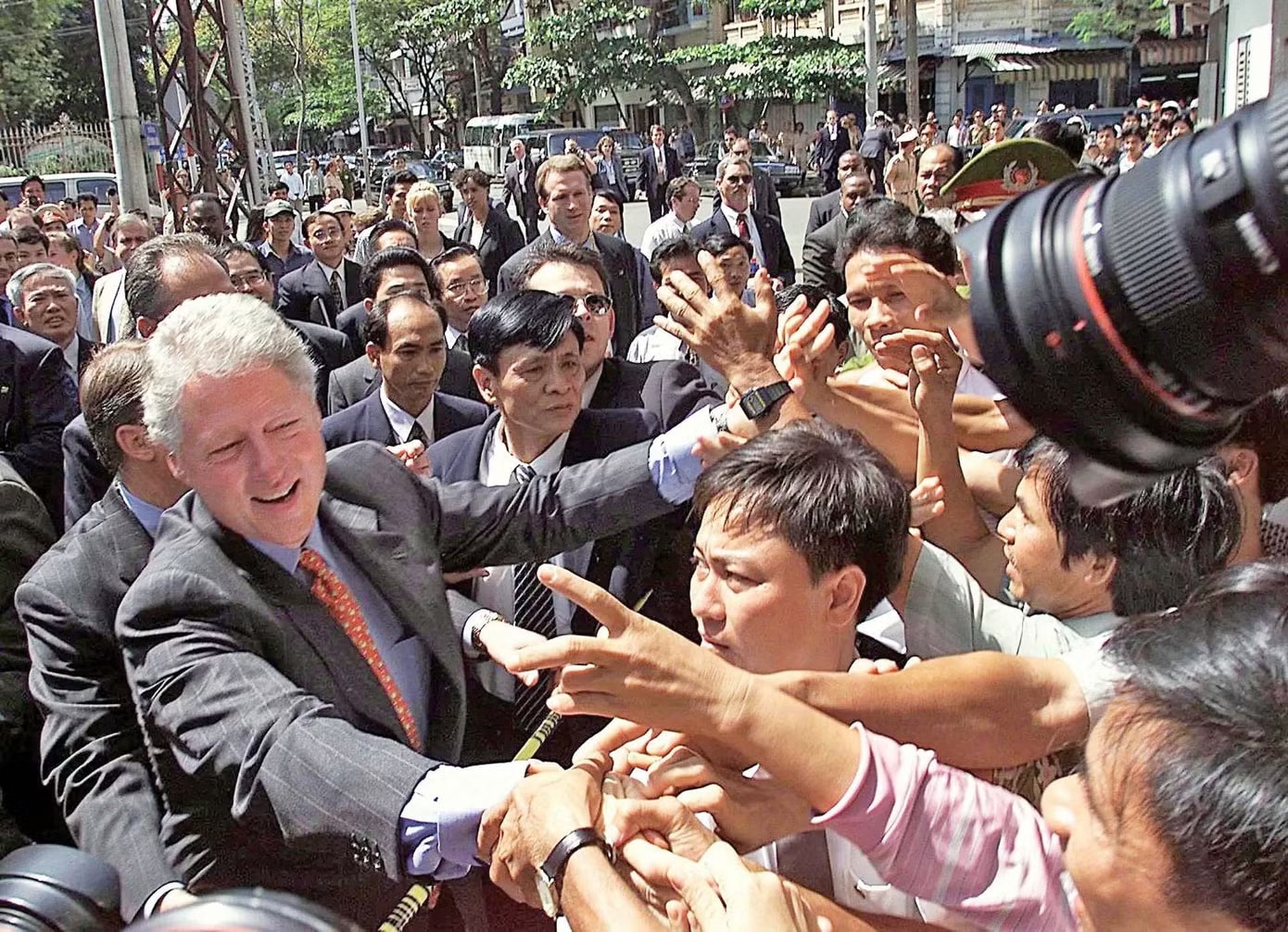 Tổng thống Bill Clinton và người dân TPHCM. Ảnh: TL Ba lần đón Tổng thống Mỹ ở cầu Công Lý - Ảnh 1.