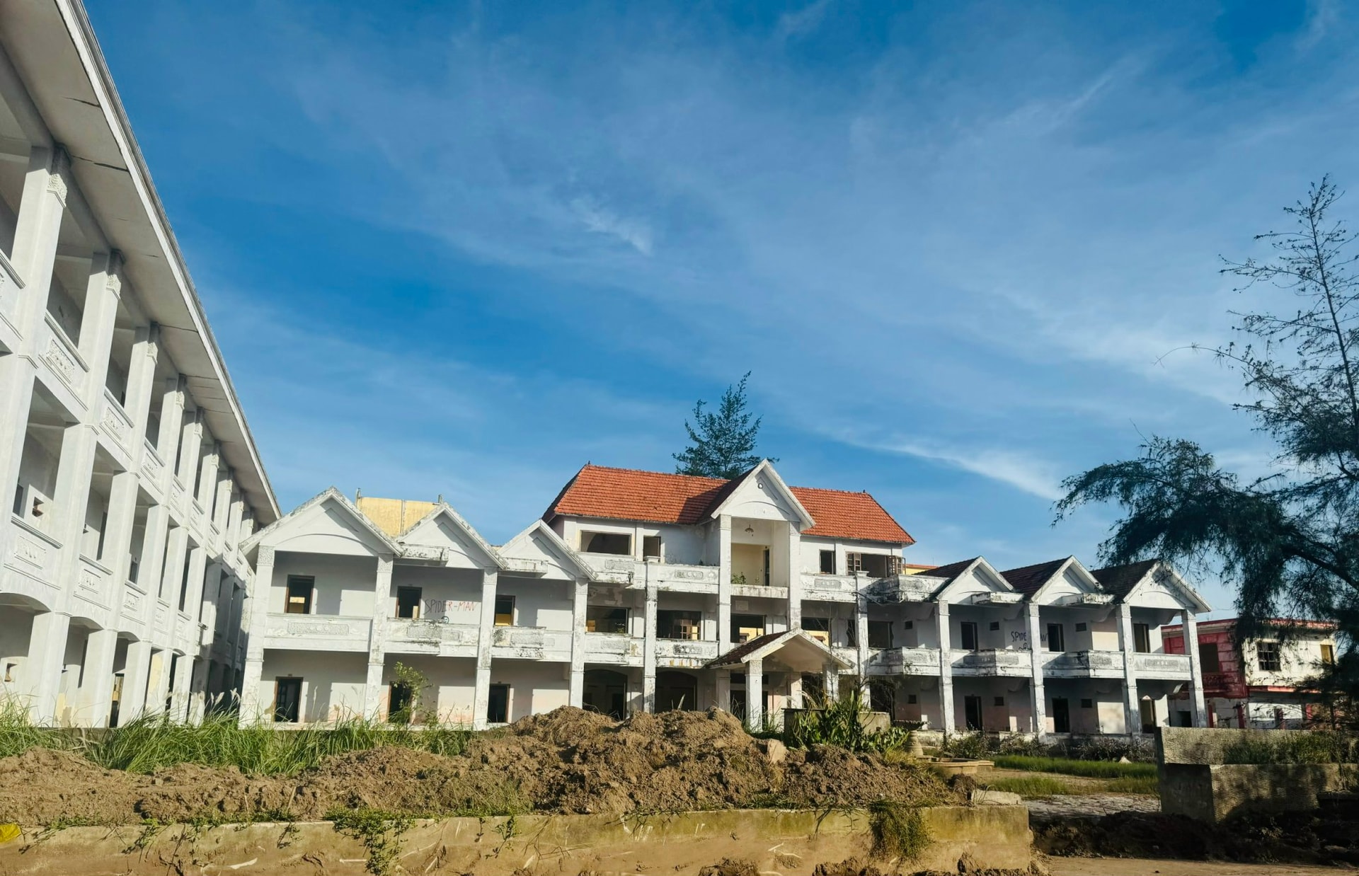 Cảnh hoang tàn tại khu du lịch vừa bị ‘xoá sổ’ ở Nam Định cũ - Ảnh 2.