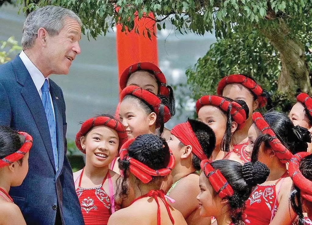 Tổng thống George Bush trò chuyện với các em nhỏ tại Bảo tàng Lịch sử Việt Nam tại TPHCM ngày 20/11/2006Ảnh: Getty Ba lần đón Tổng thống Mỹ ở cầu Công Lý - Ảnh 2.