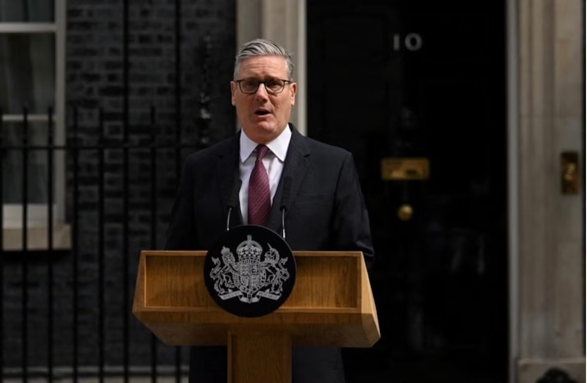 Thủ tướng Anh Keir Starmer thông báo từ chức. (Ảnh: Reuters) Thủ tướng Anh Keir Starmer nghẹn ngào thông báo từ chức - Ảnh 1.