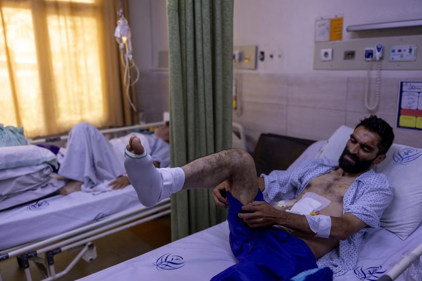 Người Iran phải nhập viện điều trị sau khi bị thương trong đợt không kích của Mỹ và Israel. Ảnh: Gett Images. Cuộc chiến Mỹ-Iran qua các con số đau lòng - Ảnh 1.