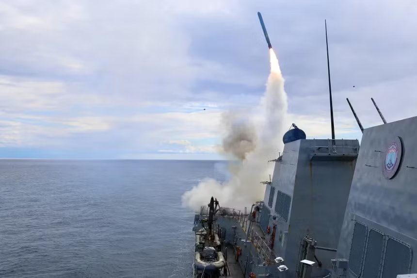Ngày 1/3/2026, tàu USS Thomas Hudner phóng tên lửa tấn công mặt đất Tomahawk. Ảnh: Reuters. Cuộc chiến Mỹ-Iran qua các con số đau lòng - Ảnh 4.