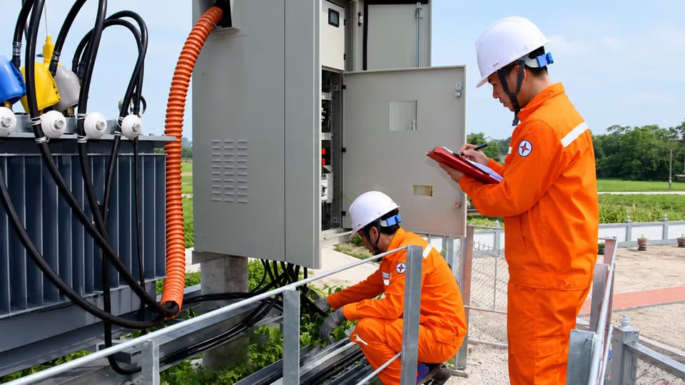 Phụ tải điện dự báo tiếp tục lập kỷ lục trong mùa nắng nóng năm nay. Tiêu thụ điện dự báo lập kỷ lục mới, kích hoạt phương án vận hành cao điểm - Ảnh 1.