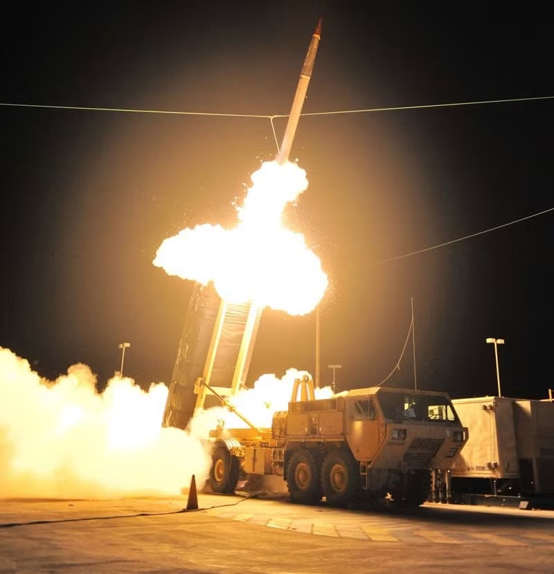 Hồi tháng 3/2026, Mỹ xem xét việc di dời các hệ thống phòng thủ tên lửa THAAD và Patriot từ Hàn Quốc sang Trung Đông trong bối cảnh lo ngại kho dự trữ tên lửa đánh chặn đang ở mức cực kỳ thấp. Nguồn: Megh Updates. Cuộc chiến Mỹ-Iran qua các con số đau lòng - Ảnh 5.