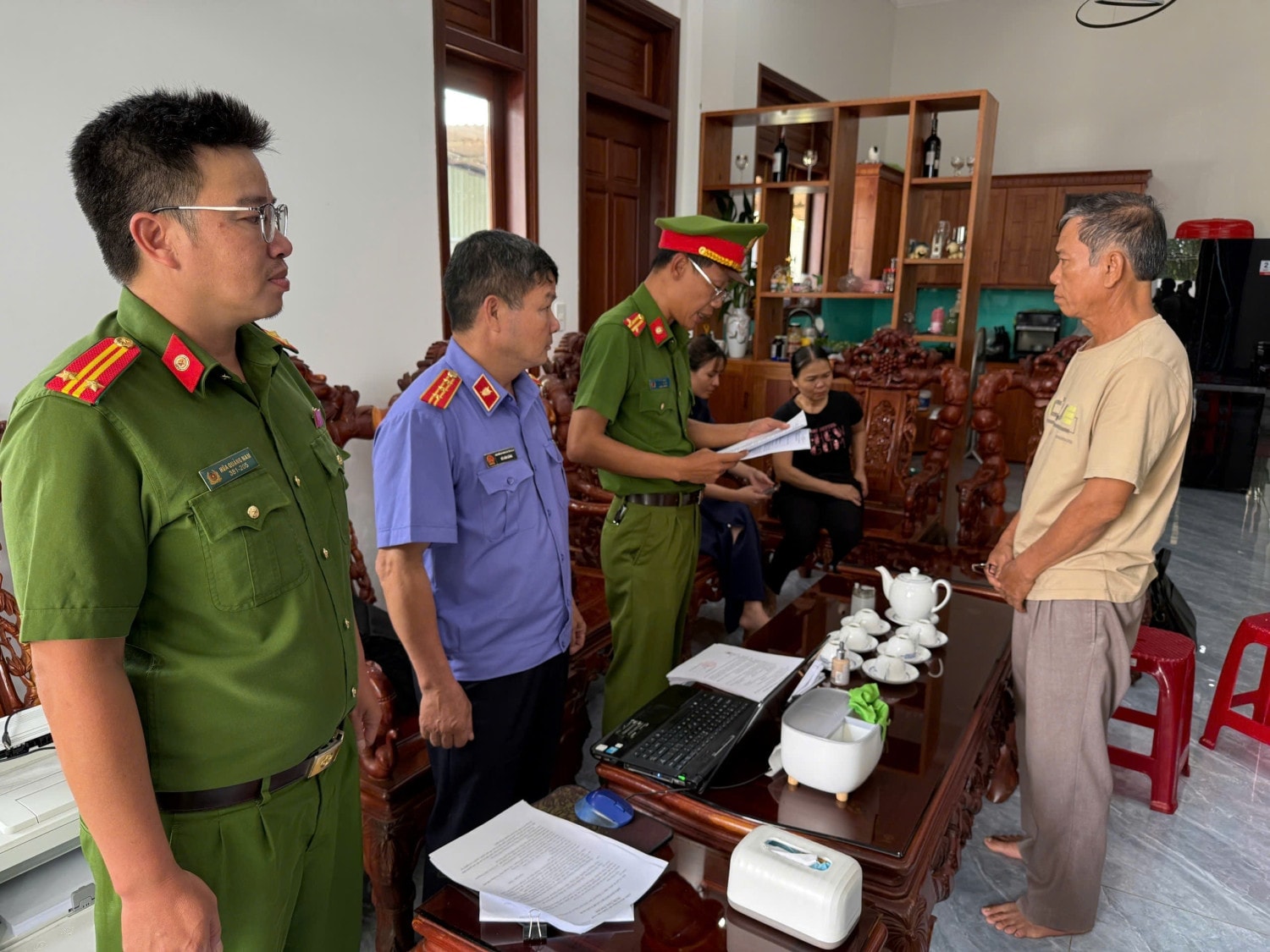 hinh-anh-cqcsdt-doc-lenh-bat-tam-giam-bi-can-vo-xuan-nghi-1781673602009533534170.jpg