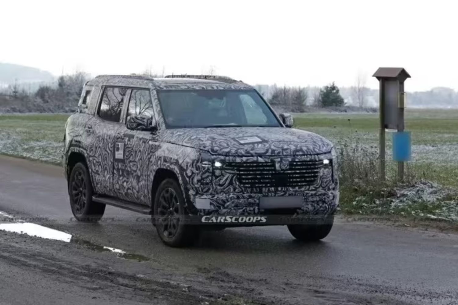 Mitsubishi Pajero trên đường chạy thử
