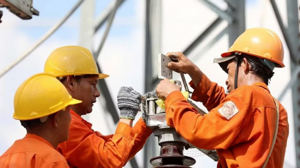 Công suất cực đại của hệ thống điện đã vượt 58.000 MW. Hàng hóa khác dùng càng nhiều càng rẻ, vì sao điện dùng nhiều lại đắt? - Ảnh 2.
