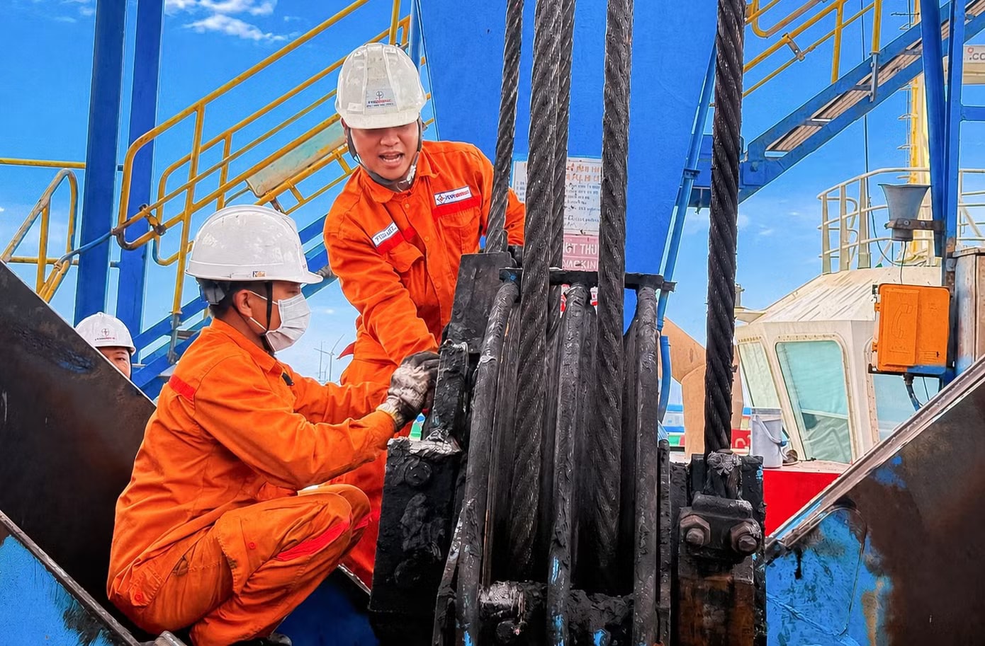 Ngành điện tiến hành bảo dưỡng nhằm bảo đảm khả năng sẵn sàng của các tổ máy. Tiêu thụ điện dự báo lập kỷ lục mới, kích hoạt phương án vận hành cao điểm - Ảnh 2.
