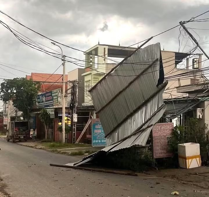 Mái nhà dân ở xã Sơn Đông, tỉnh Phú Thọ bị tốc mái trong cơn mưa giông. Mưa giông, gió mạnh làm tốc mái nhà dân, thổi bay biển quảng cáo ở Phú Thọ - Ảnh 1.