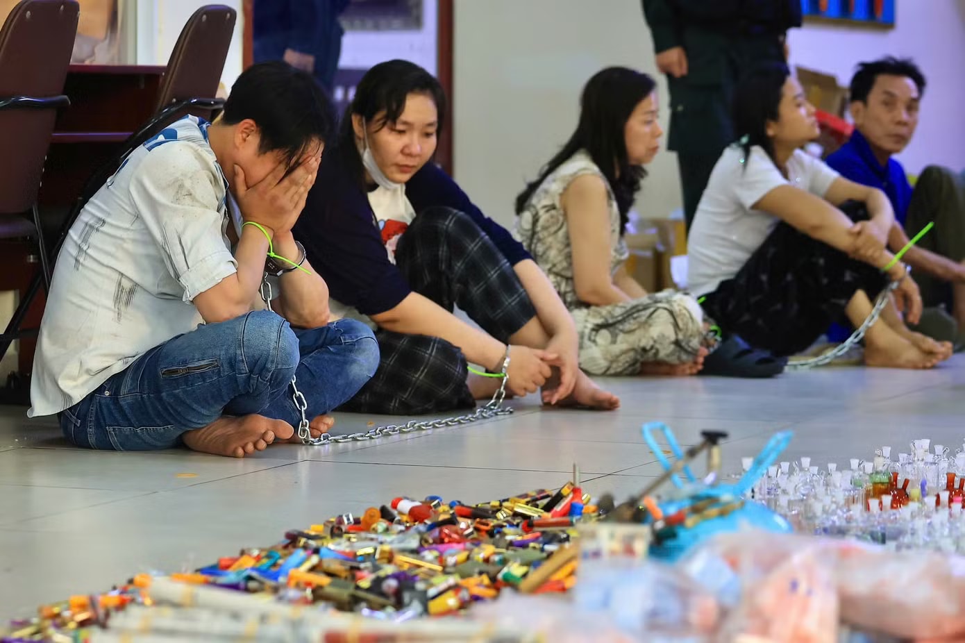 Nhiều đối tượng ôm mặt trả giá đắt cho hành vi phi pháp của mình. Đánh sập xưởng sản xuất dụng cụ phục vụ sử dụng ma túy quy mô ‘khủng’ - Ảnh 10.