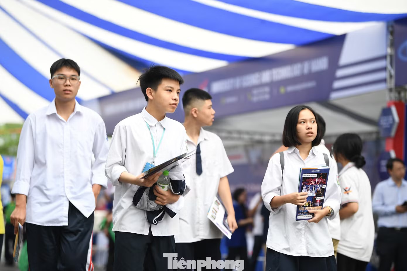 Thí sinh tìm hiểu thông tin tuyển sinh đại học năm 2026. Ảnh: Dương Triều Hàng loạt trường đại học xét học bạ ngành Y khoa - Ảnh 1.