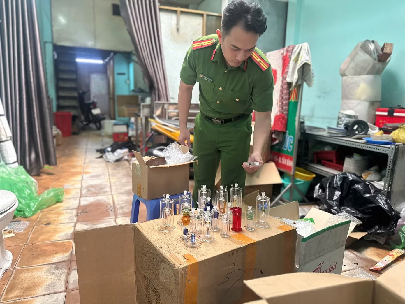 Từ những chi tiết nhỏ, Công an TPHCM đã khám phá ra vụ án cực lớn. Đánh sập xưởng sản xuất dụng cụ phục vụ sử dụng ma túy quy mô ‘khủng’ - Ảnh 2.