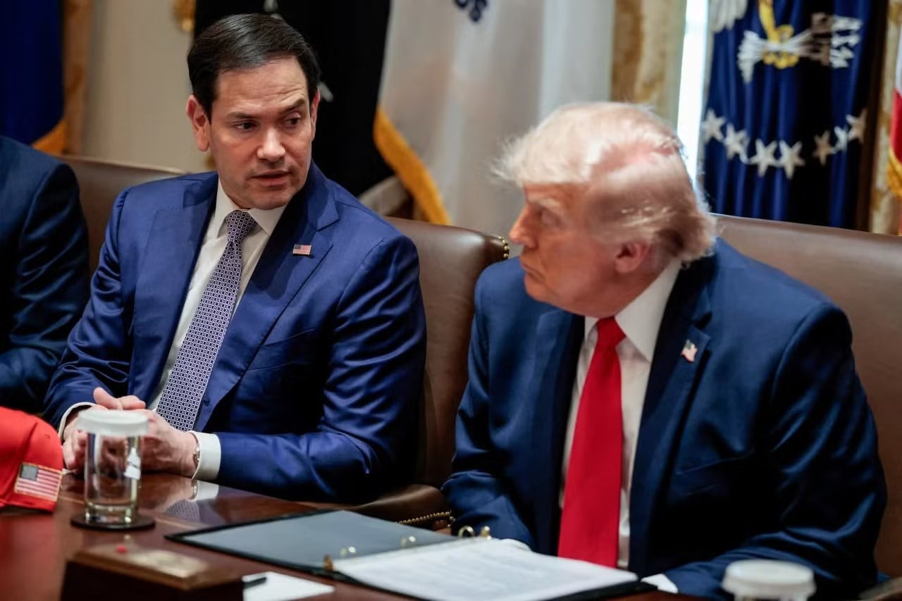 Ngoại trưởng Mỹ Marco Rubio (bên trái) và Tổng thống Mỹ Donald Trump. Ngoại trưởng Mỹ công du ba nước Vùng Vịnh sau thỏa thuận với Iran - Ảnh 1.