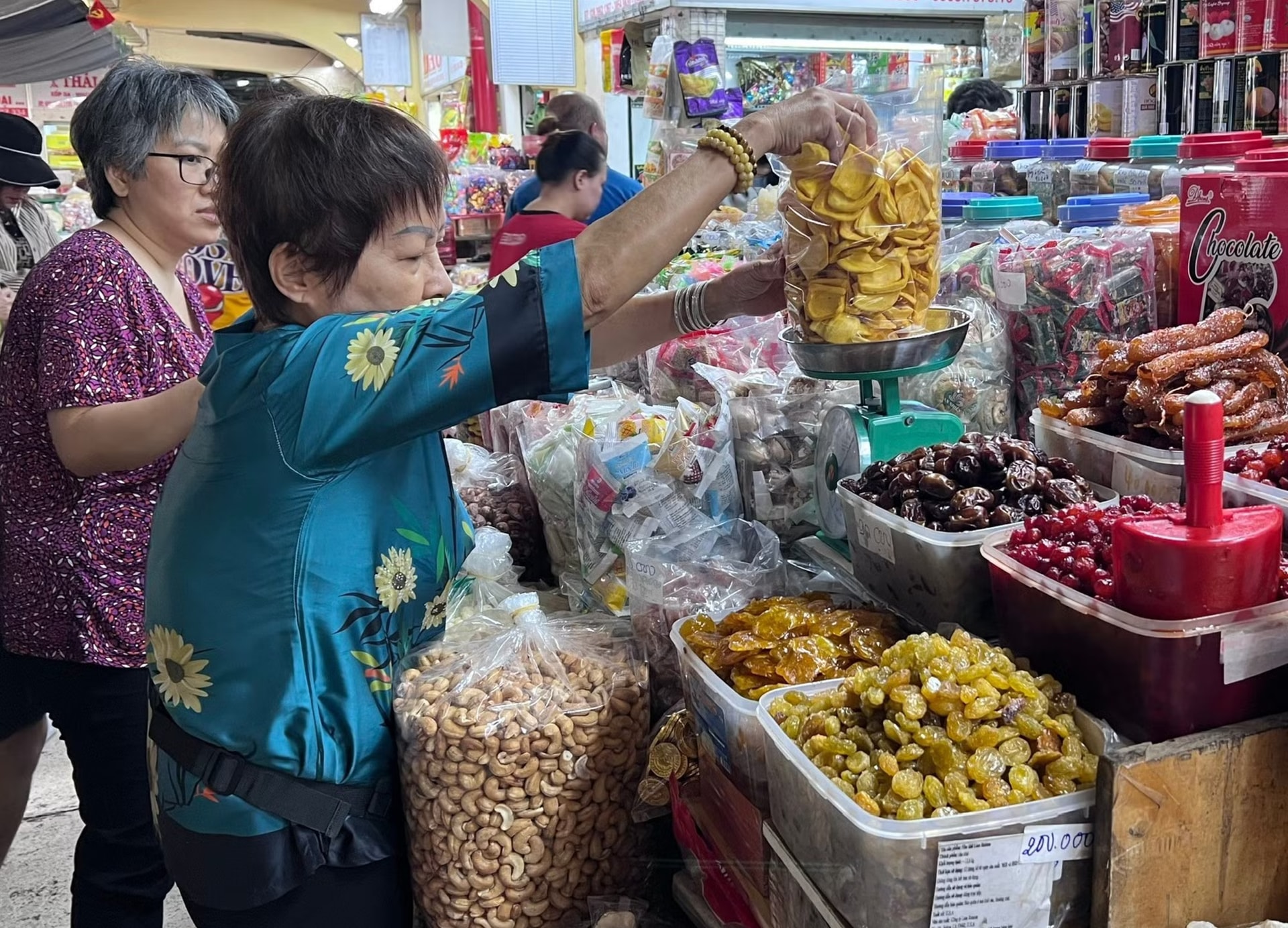 Tiểu thương ở chợ đa phần là người lớn tuổi, vẫn chưa quen với việc kê khai thuế, bán hàng xuất hóa đơn điện tử (ảnh: UP) Tiểu thương thấp thỏm sợ sai sau nửa năm bãi bỏ thuế khoán - Ảnh 2.