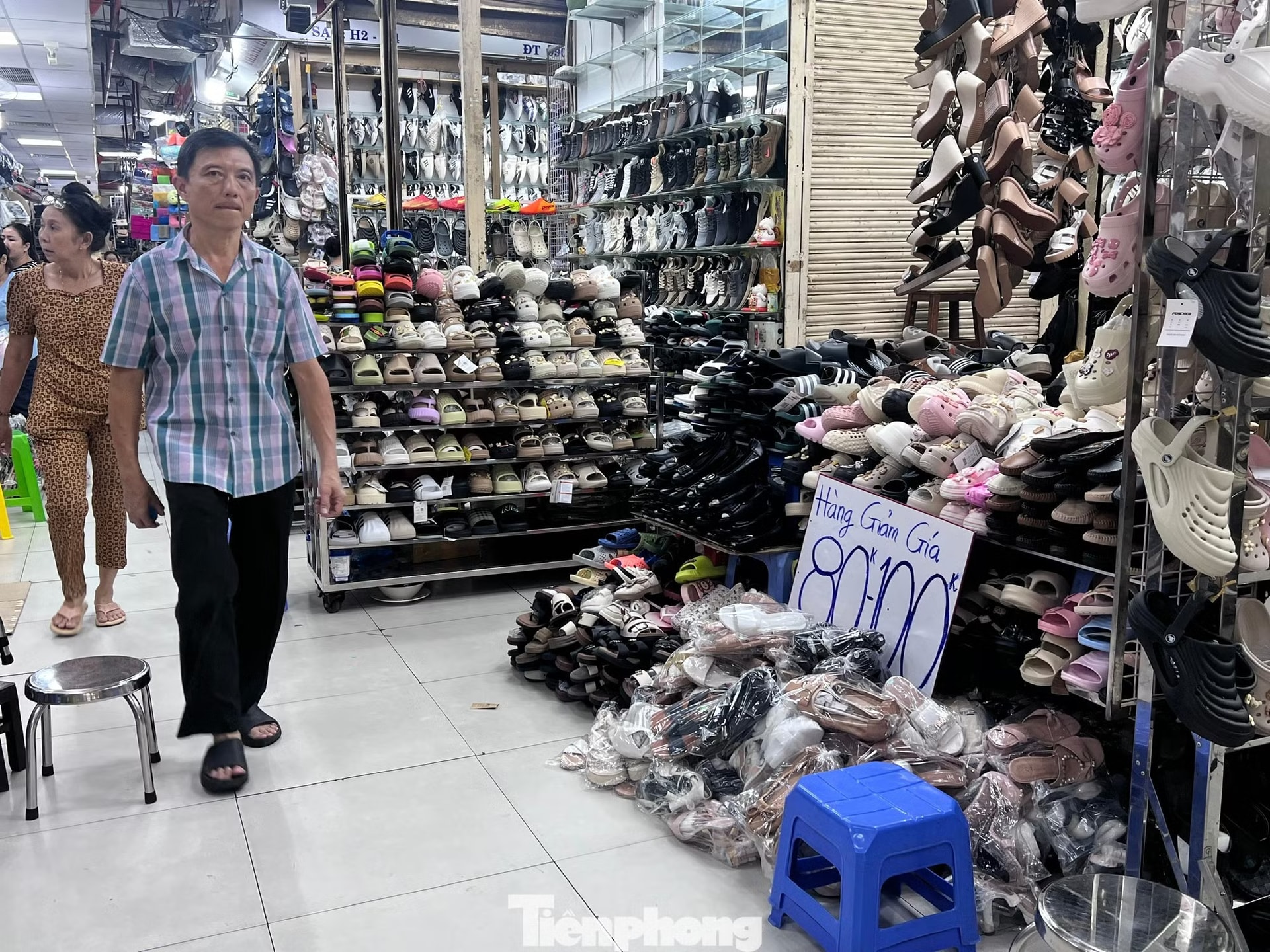 Sức mua tại chợ truyền thống ở TPHCM giảm sâu, người bán nhiều hơn người mua. Tiểu thương thấp thỏm sợ sai sau nửa năm bãi bỏ thuế khoán - Ảnh 1.