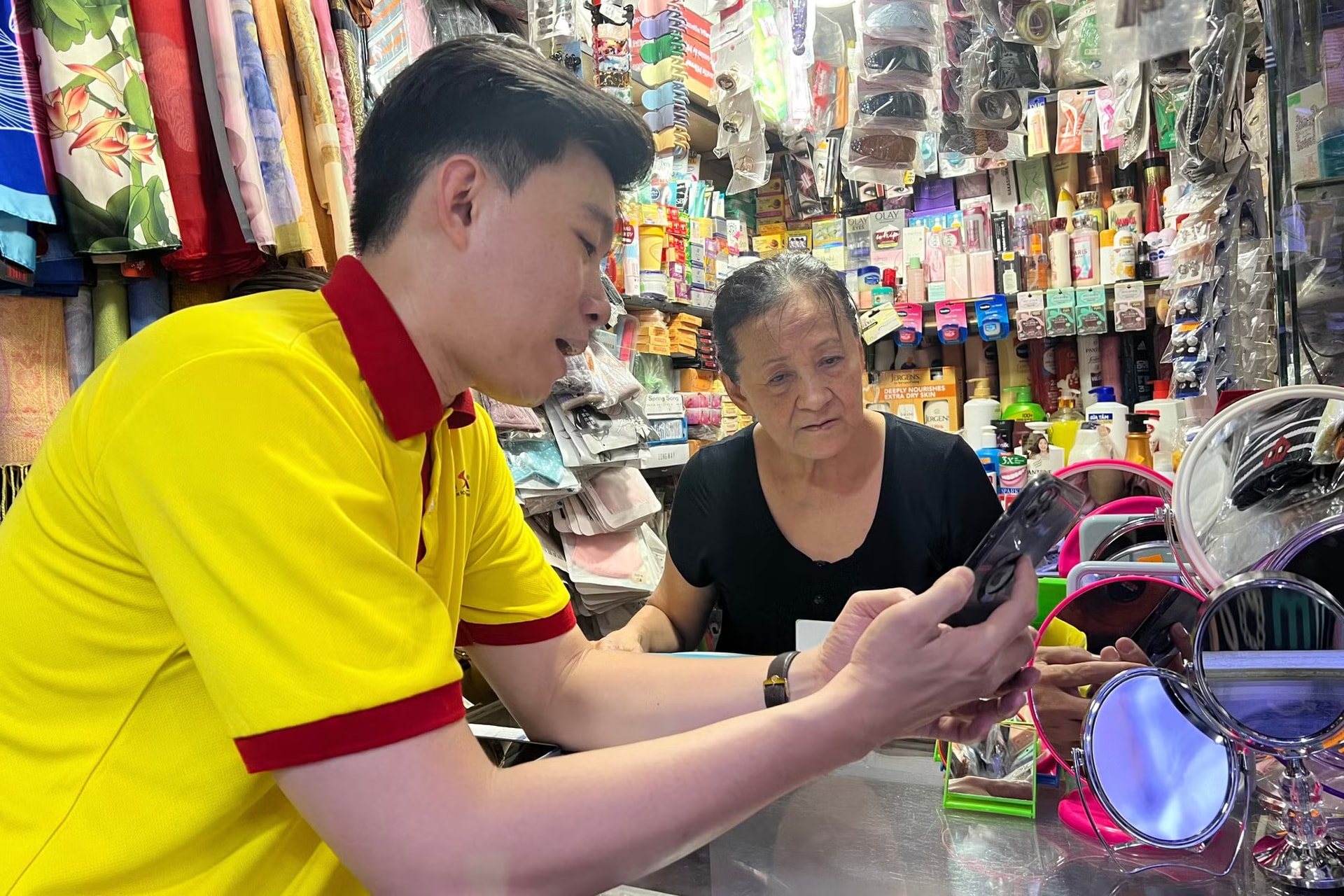 Dù trước đó đã được cán bộ đến tận nơi Tiểu thương thấp thỏm sợ sai sau nửa năm bãi bỏ thuế khoán - Ảnh 3.