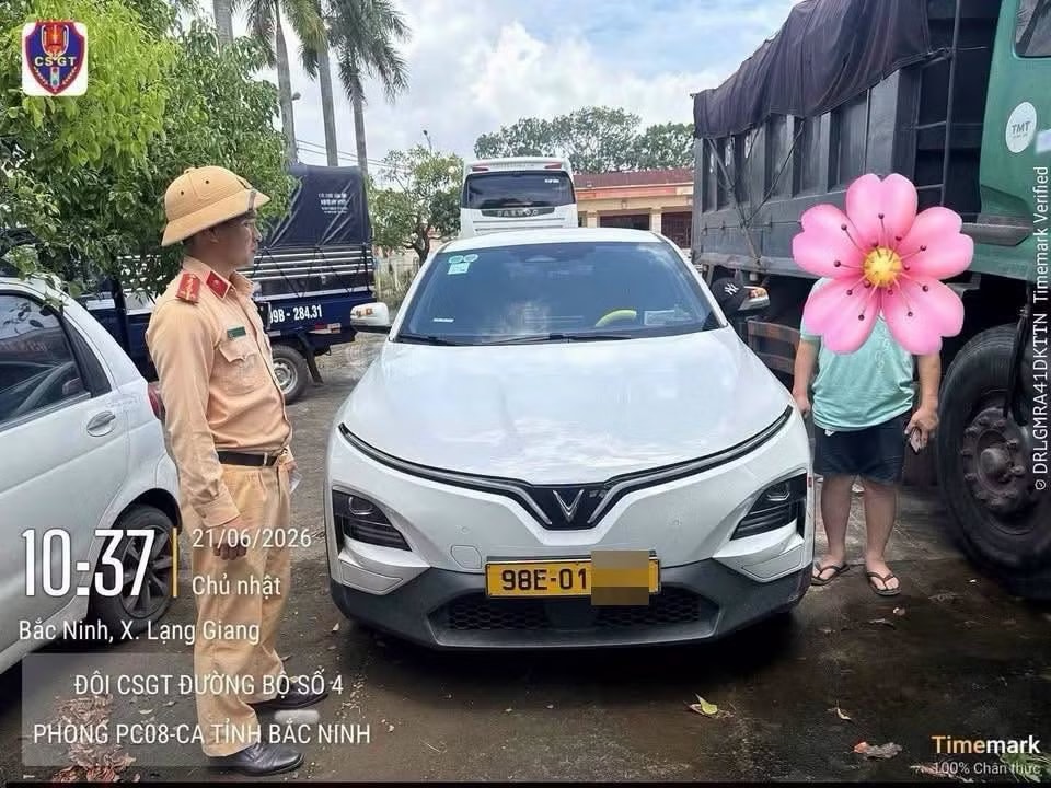 Tài xế vi phạm làm việc với CSGT tỉnh Bắc Ninh. Ảnh: Phòng CSGT Công an tỉnh Bắc Ninh Xử lý tài xế ô tô gắn biển số giả để né camera giao thông - Ảnh 4.