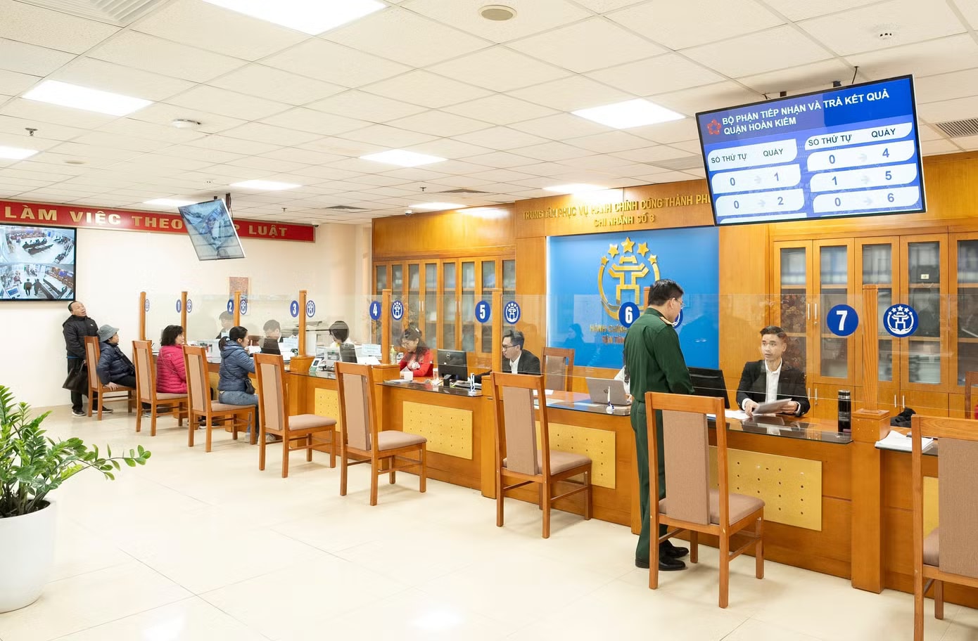Trung tâm Phục vụ hành chính công chi nhánh số 3, TP Hà Nội Hà Nội: Cụ bà gần 100 tuổi, sức khỏe yếu bị bắt buộc đến phường làm thủ tục hành chính - Ảnh 1.