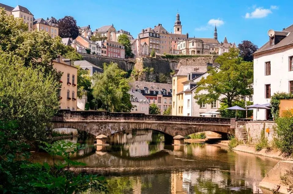 Cây cầu bắc qua sông Alzette ở quận Grund lịch sử, Thành phố Luxembourg. Ảnh: Getty/Forbes