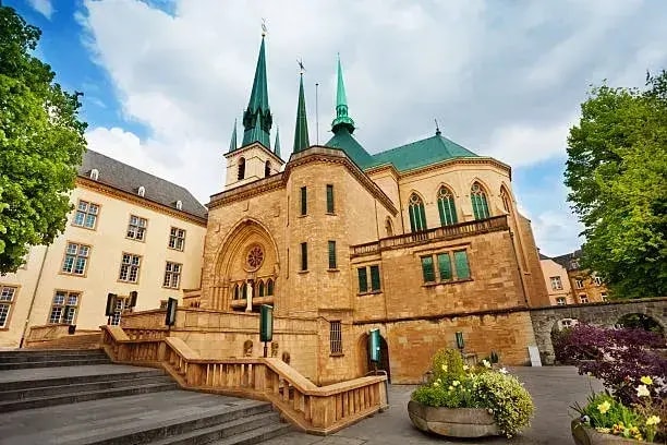 Tới Luxembourg thả bộ trên cây cầu Adolphe, khu phố cổ và quảng trường cổ kính- Ảnh 2. Tới Luxembourg thả bộ trên cây cầu Adolphe, khu phố cổ và quảng trường cổ kính- Ảnh 2.