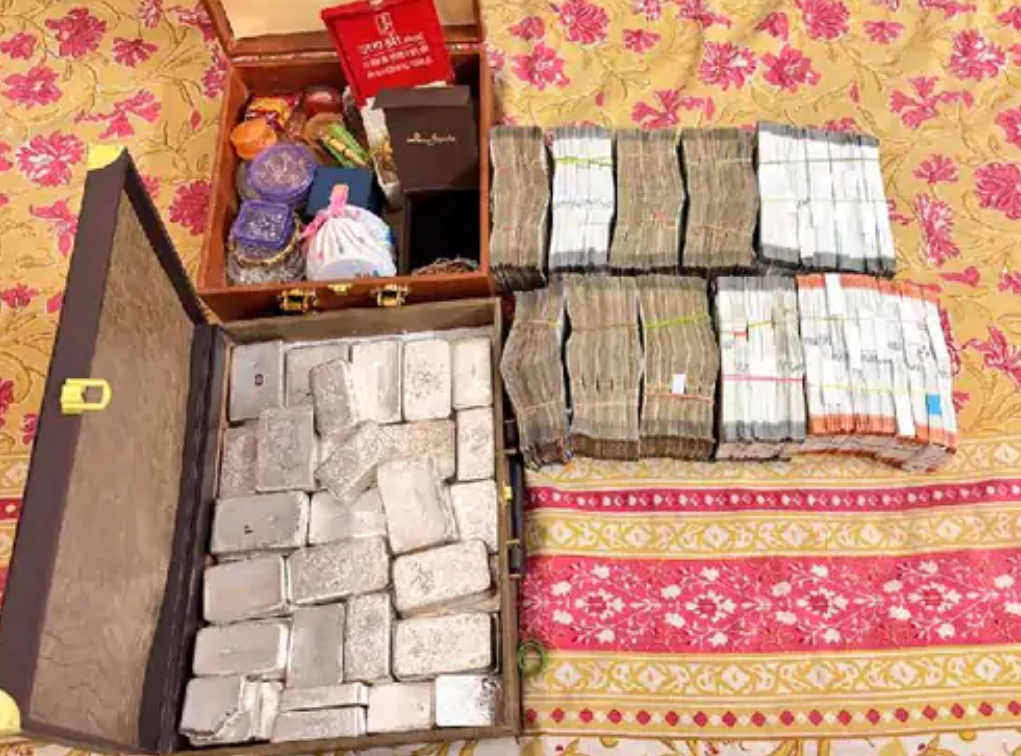 Bắt khẩn cấp, tịch thu hơn 4 tỷ đồng tiền mặt, trang sức vàng, giấy tờ tài sản của Phó Ủy viên Thuế GST Trung ương của Ấn Độ - Ảnh 3.