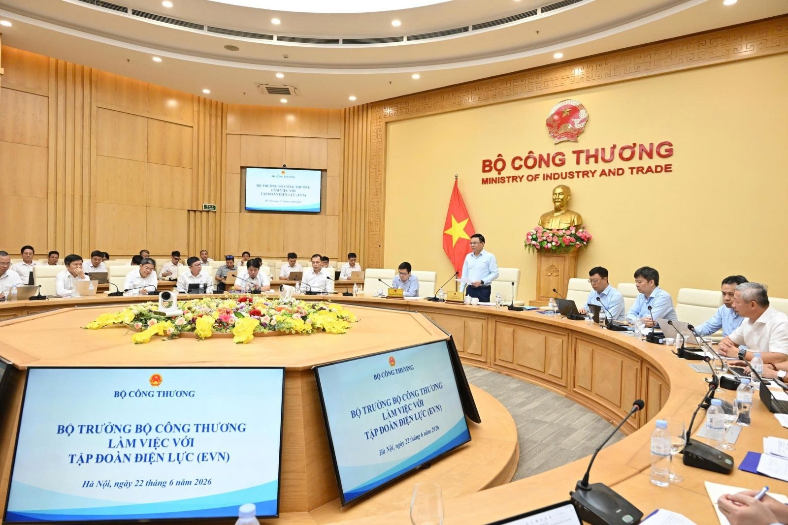 Giữa lúc công suất điện toàn quốc lập kỷ lục, Bộ Công Thương ra chỉ đạo nóng với EVN - Ảnh 2.