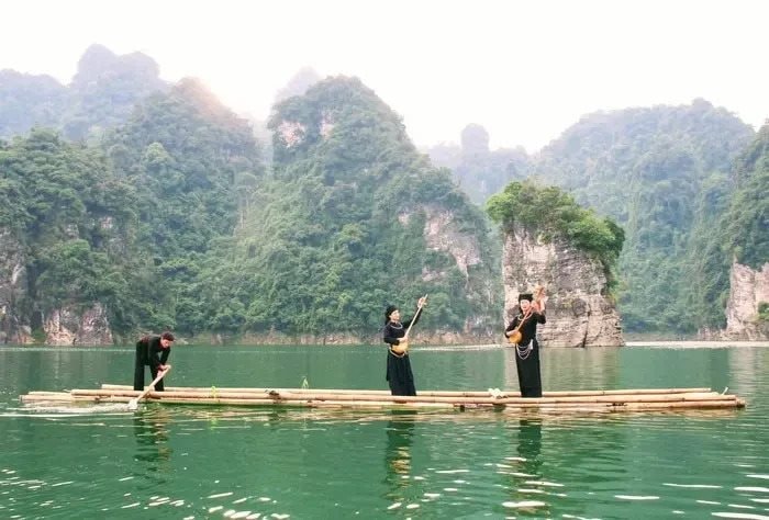 trai-nghiem-lan-dieu-then-cua-dong-bao-tay-khi-du-lich-na-hang_1_.jpg