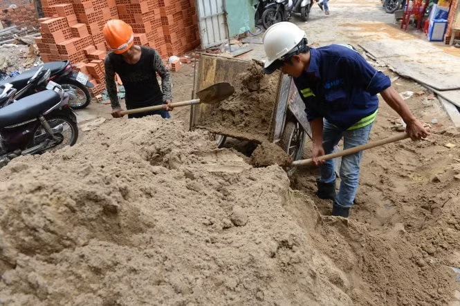 Giá xăng dầu giảm mạnh, sao vật liệu xây dựng không hạ nhiệt mà còn tăng? - Ảnh 1.