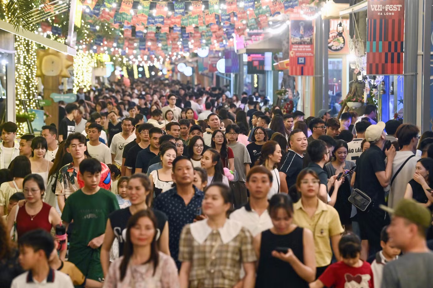 Quảng Ninh còn là trung tâm công nghiệp văn hóa, kinh tế di sản, kinh tế đêm và kinh tế đô thị của cả nước. Quảng Ninh sẽ trở thành siêu đô thị biển, biên giới, di sản - Ảnh 2.