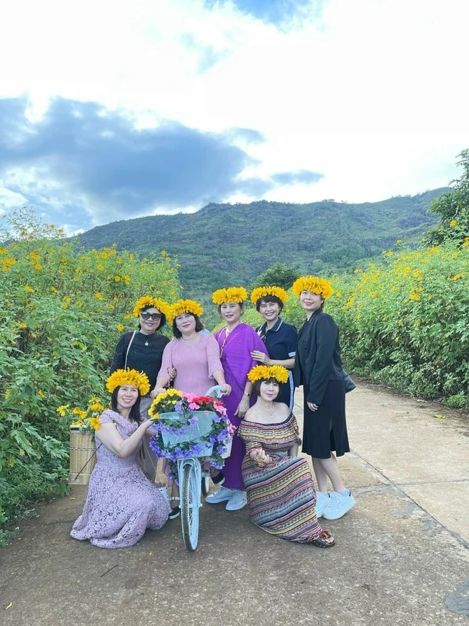 Mùa hoa dã quỳ Chư Đăng Ya thu hút khách du lịch ở đủ độ tuổi đến check in (Ảnh- Quỳnh Mai, Love Yooly)