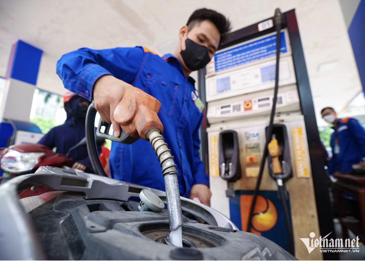 Bộ Tài chính đề xuất kéo dài thời gian giảm thuế với mặt hàng xăng dầu. Ảnh: Thạch Thảo. Tin vui mới về giá xăng dầu, triệu người sẽ được lợi - Ảnh 1.