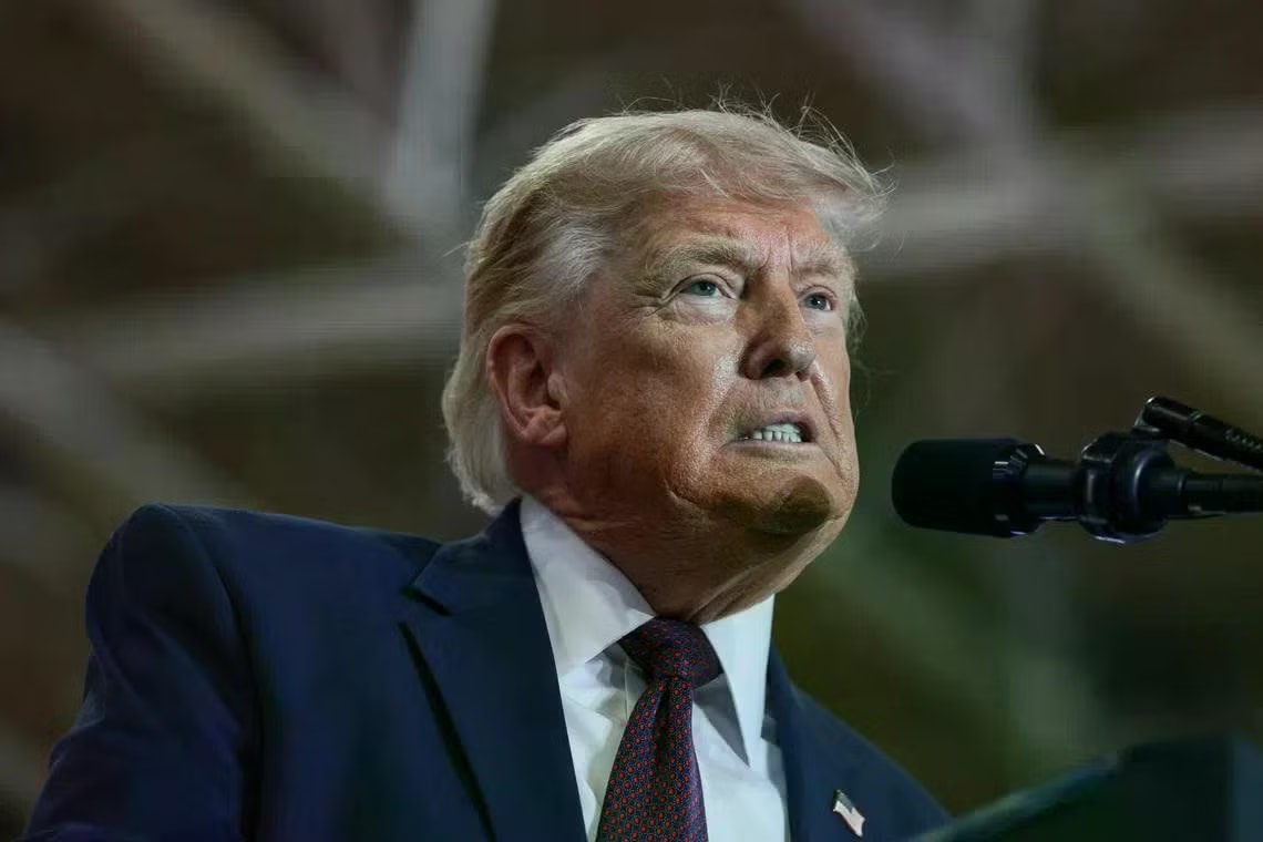 Tổng thống Mỹ Donald Trump. (Ảnh: Reuters) Tổng thống Mỹ Trump nổi giận vì giá xăng giảm chậm hơn giá dầu - Ảnh 1.
