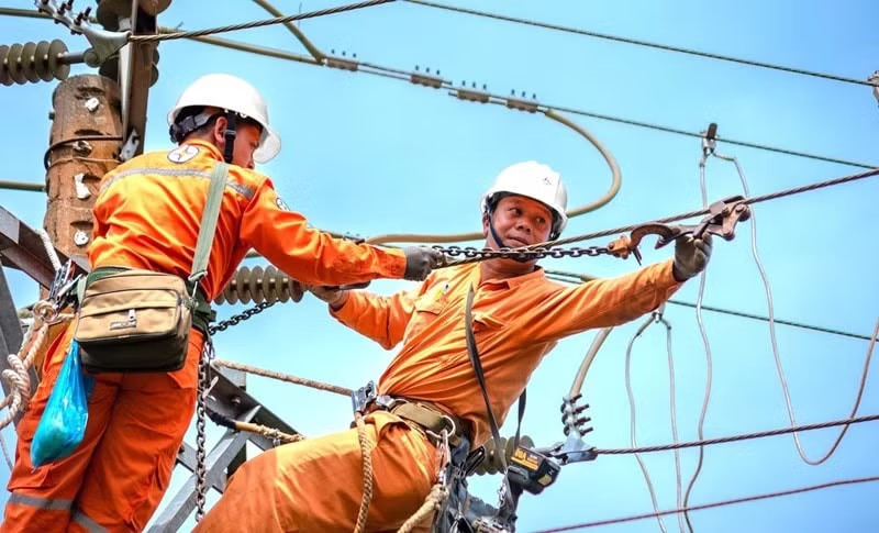 Phụ tải điện miền Bắc dự báo lập kỷ lục vào tối 24/6. Nắng nóng gay gắt, phụ tải điện quốc gia lập kỷ lục mới - Ảnh 1.