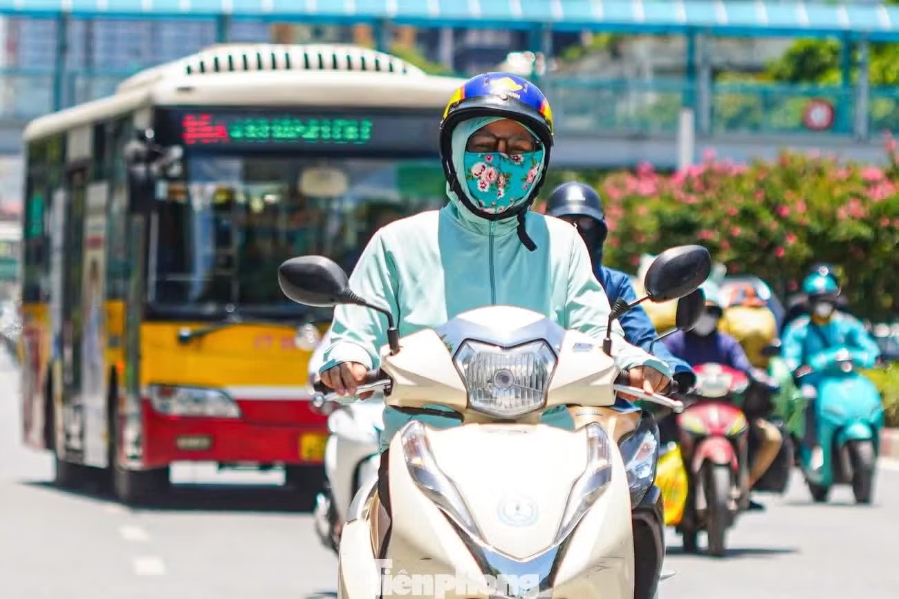 Hà Nội nắng nóng đỉnh điểm hôm nay (24/6). Miền Bắc nắng nóng đỉnh điểm, vượt 40 độ - Ảnh 1.
