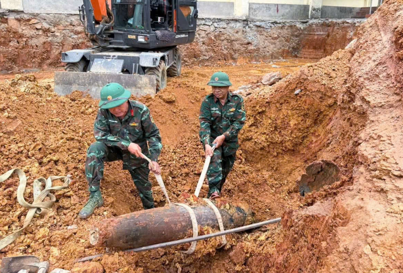 Phát hiện quả bom 250kg còn nguyên kíp nổ khi đào móng xây trường: Chính quyền địa phương lập tức phong tỏa, khẩn trương tiêu hủy - Ảnh 3.