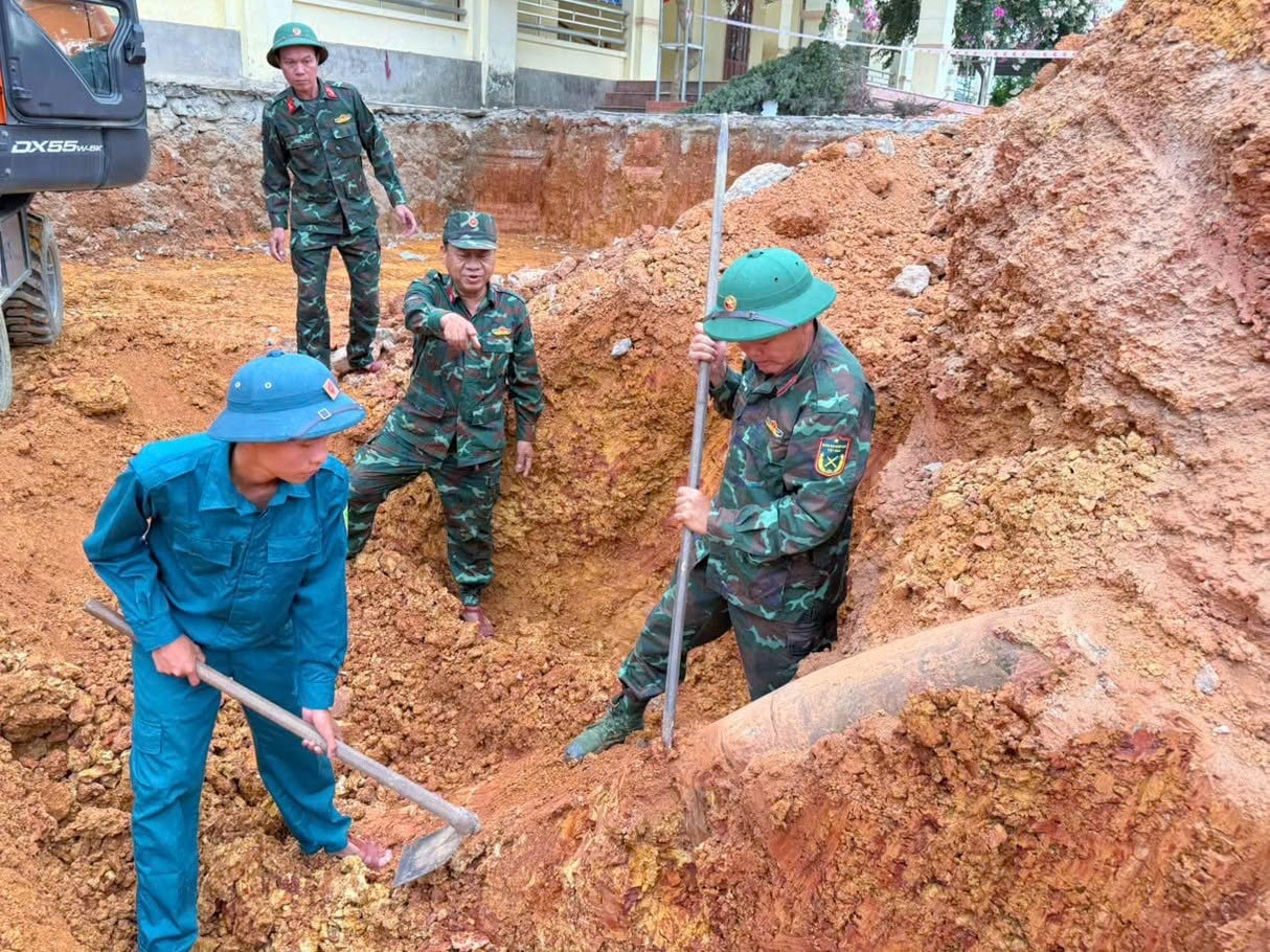 Phát hiện quả bom 250kg còn nguyên kíp nổ khi đào móng xây trường: Chính quyền địa phương lập tức phong tỏa, khẩn trương tiêu hủy