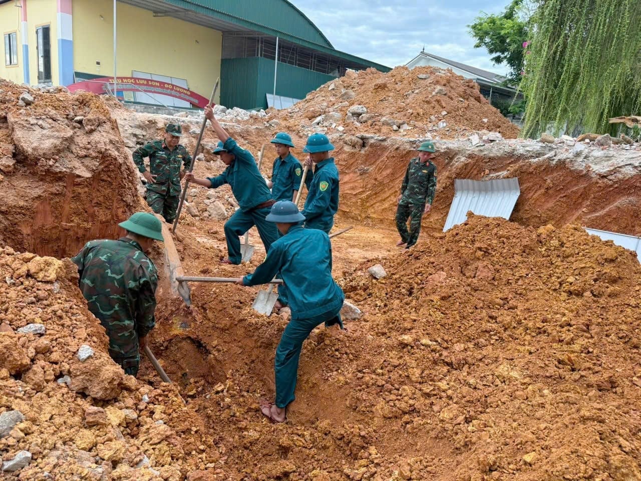 Phát hiện quả bom 250kg còn nguyên kíp nổ khi đào móng xây trường: Chính quyền địa phương lập tức phong tỏa, khẩn trương tiêu hủy - Ảnh 1.
