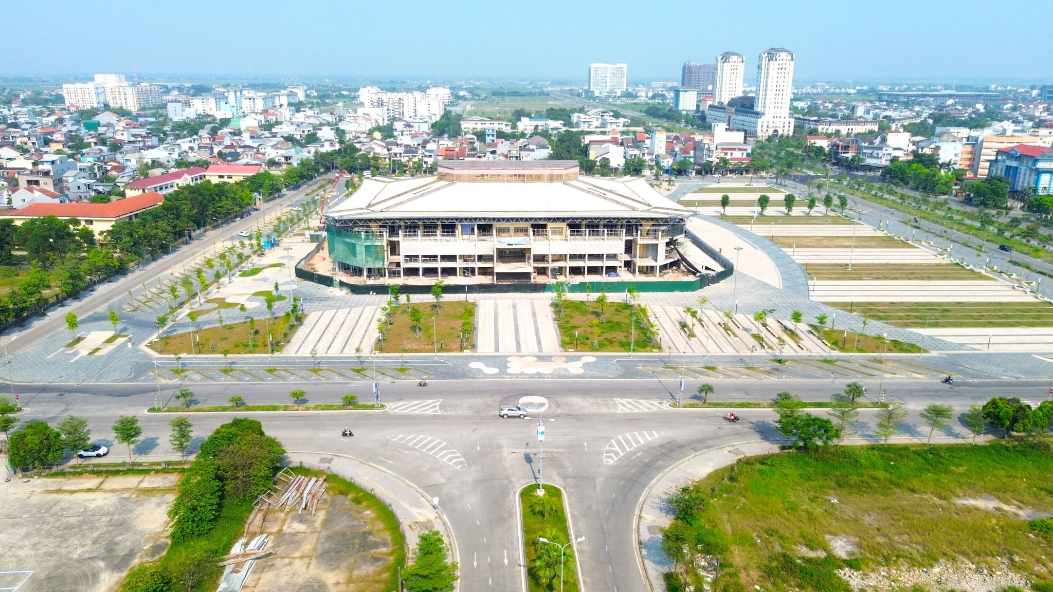 Chỉ 5 ngày nữa, quảng trường trăm tỷ buộc phải hoàn thành sau khi một nhà thầu liên tiếp bị xử phạt - Ảnh 1.