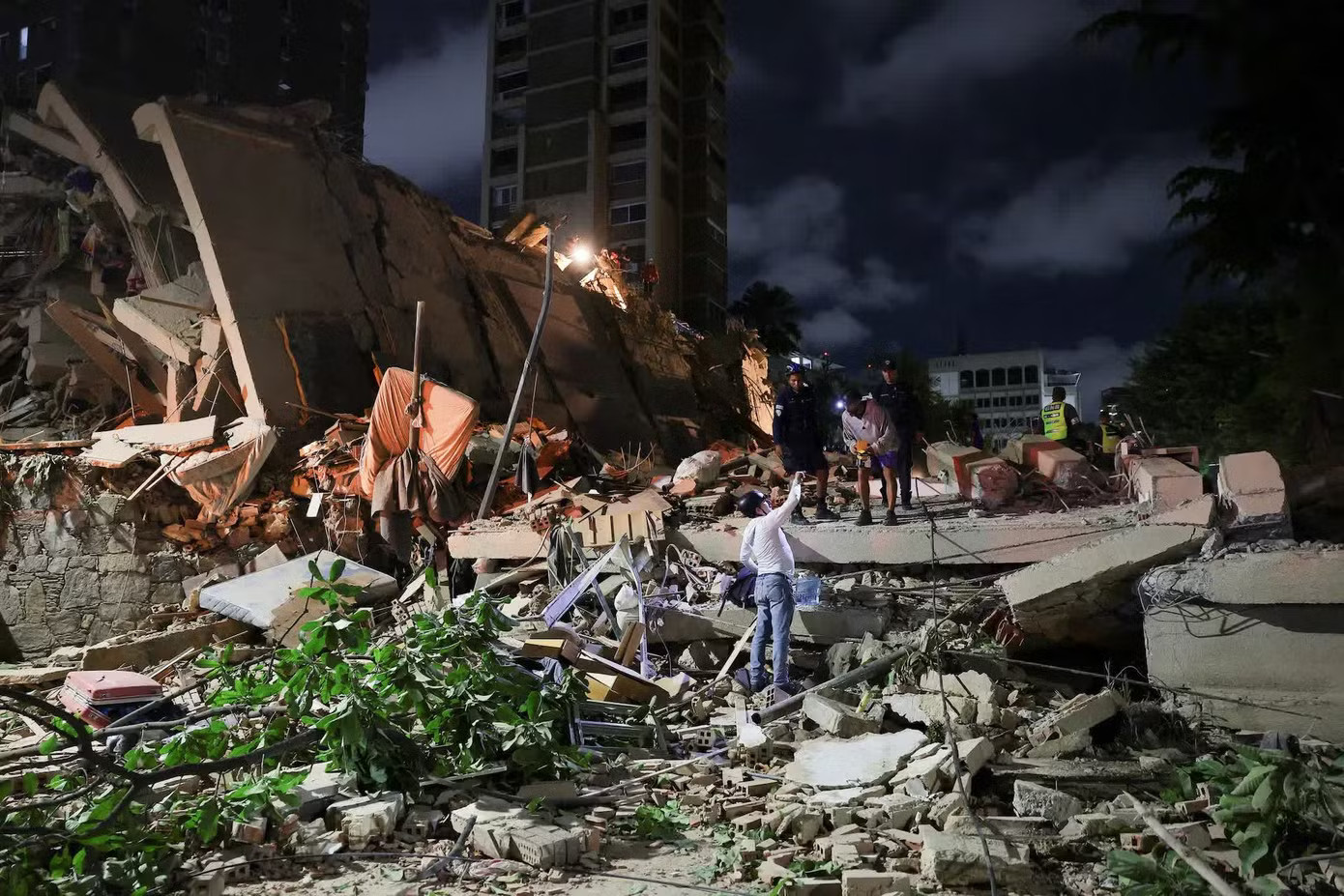 Động đất kép ở Venezuela: Nhiều tòa nhà đổ sập, thương vong có thể lên tới hàng ngàn người - Ảnh 6.