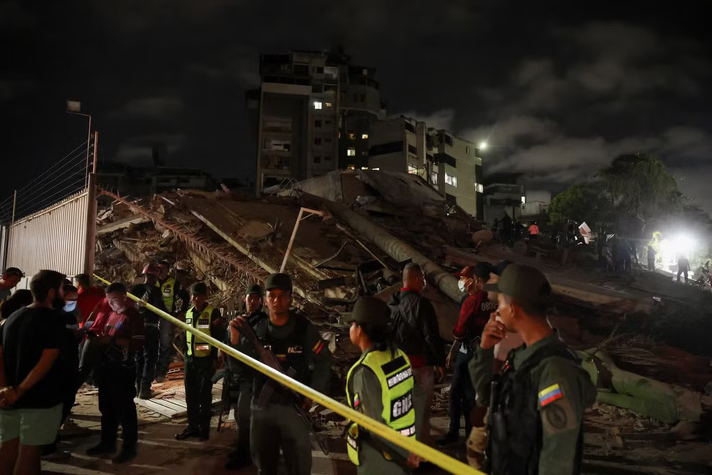 Động đất kép ở Venezuela: Nhiều tòa nhà đổ sập, thương vong có thể lên tới hàng ngàn người - Ảnh 2.