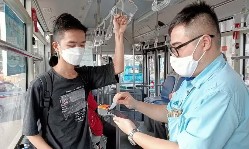 Hệ thống vé điện tử hiện đại được sử dụng trên xe buýt. (Ảnh minh họa: Vietnam+)