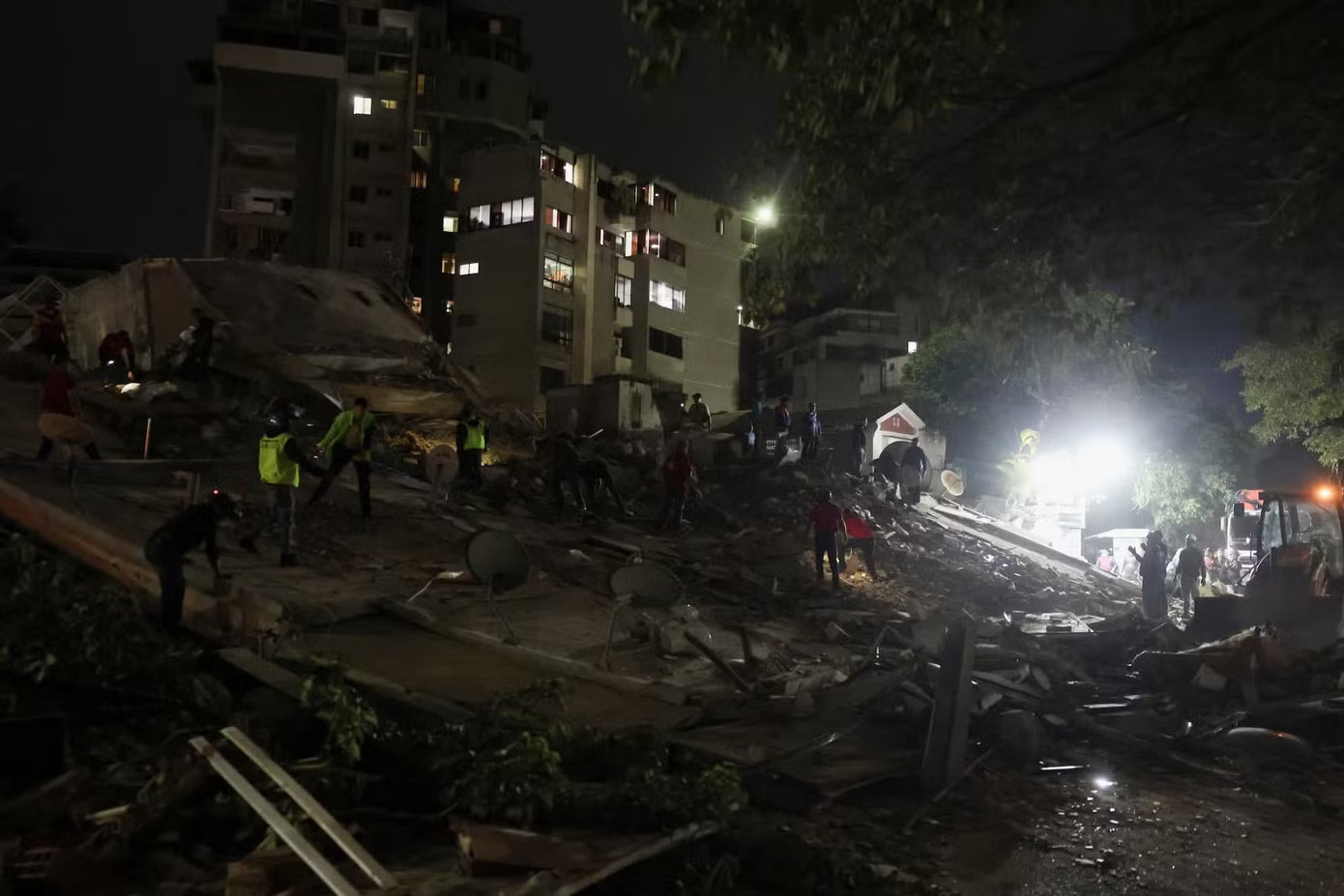 Động đất kép ở Venezuela: Nhiều tòa nhà đổ sập, thương vong có thể lên tới hàng ngàn người - Ảnh 1.