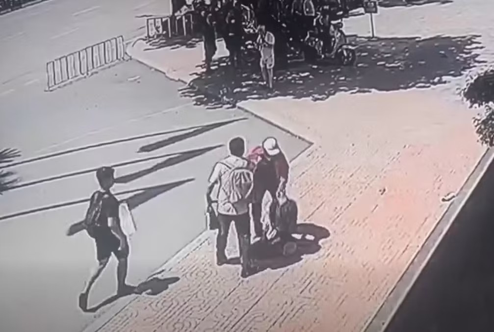 Hà Nội: Công an làm việc với shipper túm tóc kéo lê cô gái trên vỉa hè - Ảnh 1.