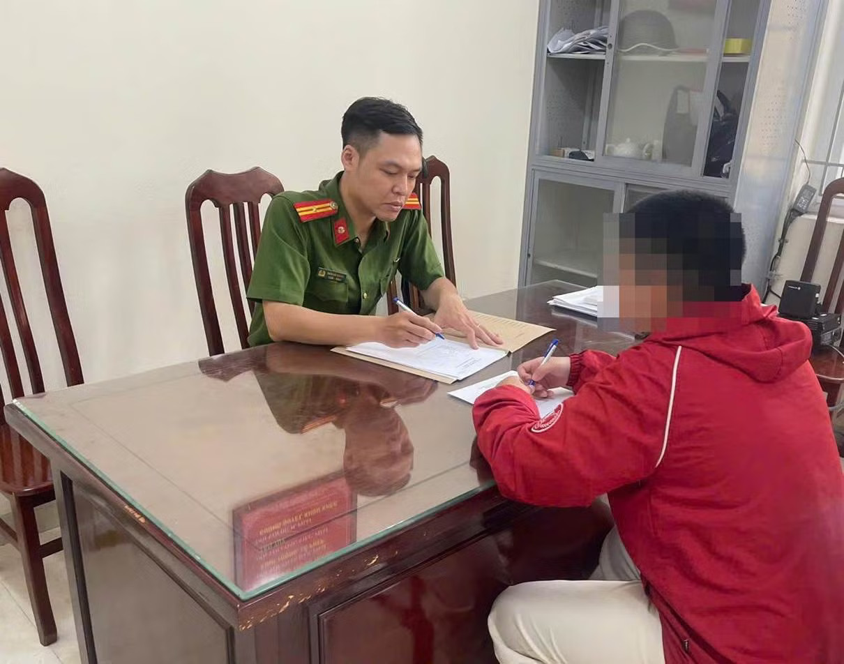 Hà Nội: Công an làm việc với shipper túm tóc kéo lê cô gái trên vỉa hè - Ảnh 2.